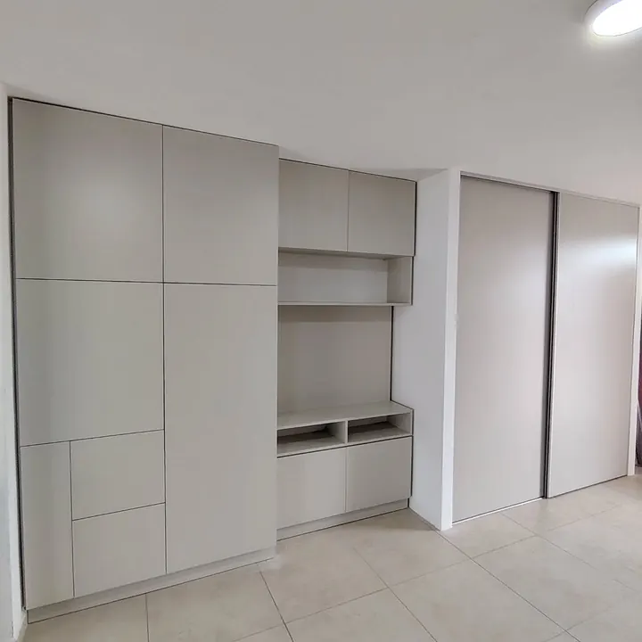 Mueble de garage de melamina blanca con puertas altas a medida